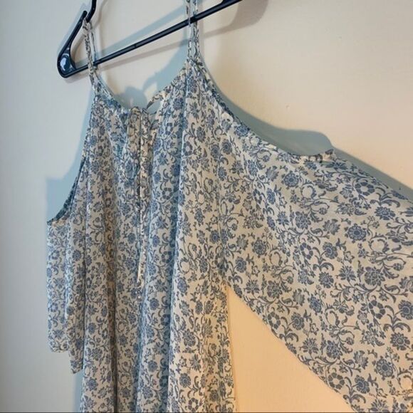 Francesca’s Peek-a-boo Shoulder Floral Blouse - Picture 2 of 9